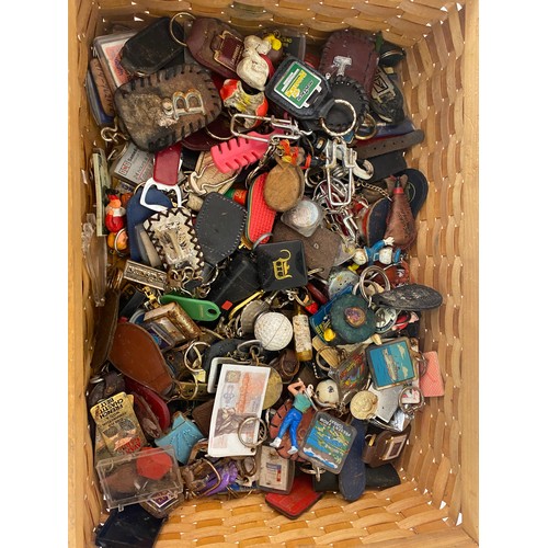 292 - Selection vintage arcade keyrings