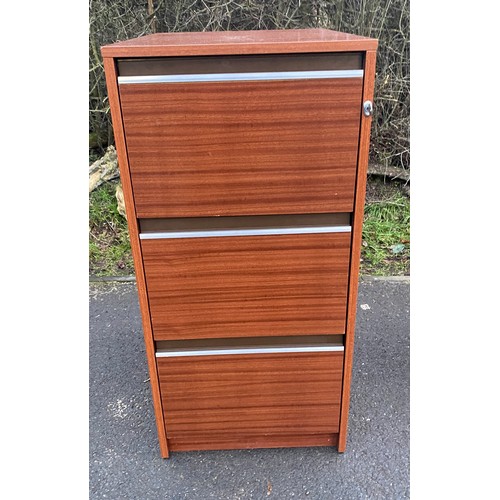 587 - 3 drawer filing cabinet with key, approximate measurements: Height 40 inches, Width 19.5 inches, Dep... 