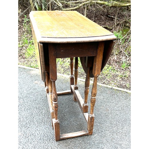 579 - Solid oak gateleg table, approximate measurements: Height 29 inches, Width 30 inches, Depth 15.5 inc... 