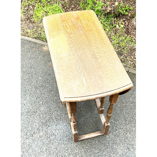 579 - Solid oak gateleg table, approximate measurements: Height 29 inches, Width 30 inches, Depth 15.5 inc... 