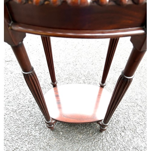 578 - Mahogany reproduction occasional table, pie crust top, approximate height: 28 inches, Width 19.5 inc... 