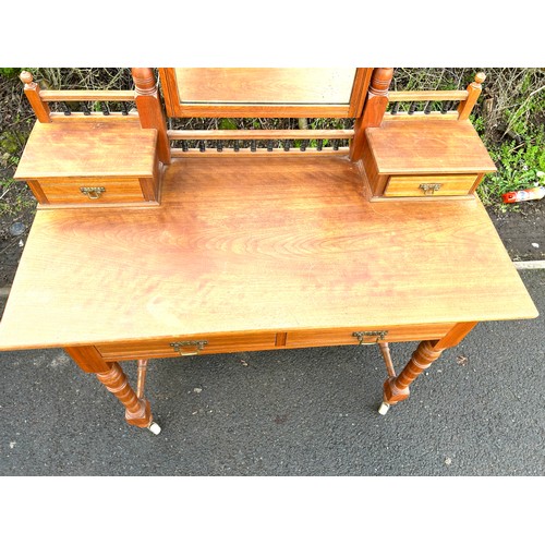 628 - 4 Drawer mahogany dressing table, brass feet, porcelain castors, approximate measurements: Overall H... 