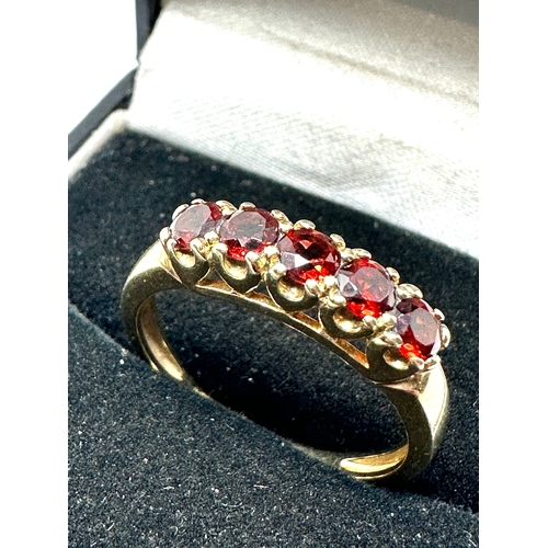 100 - 9ct gold red gemstone ring weight 2.4g