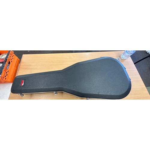 10 - Gator guitar case