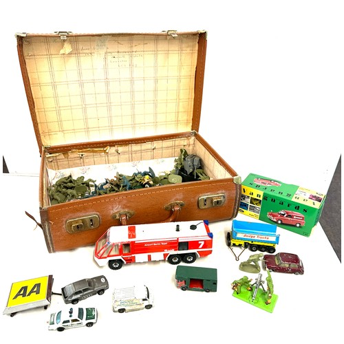43 - Large selection of vintage and later cars includes match box etc in a vintage leather travel case