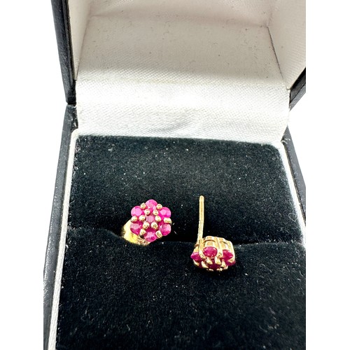 155 - 9ct gold ruby floral cluster stud earrings (1.1g)