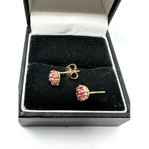 155 - 9ct gold ruby floral cluster stud earrings (1.1g)