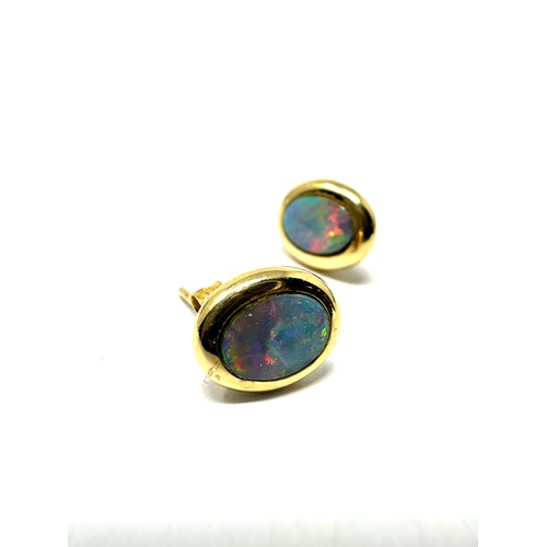 138 - 14ct gold opal stud earrings (1.1g)