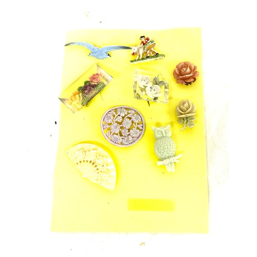 495 - Large selection of vintage and later brooches