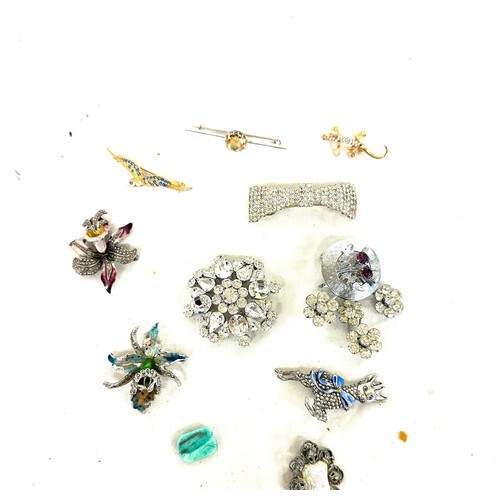 495 - Large selection of vintage and later brooches