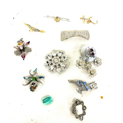 495 - Large selection of vintage and later brooches