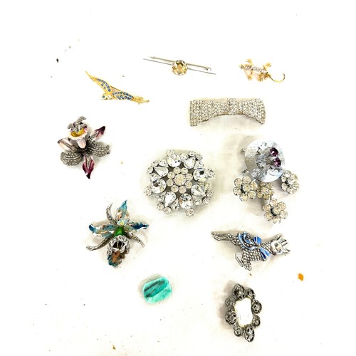 495 - Large selection of vintage and later brooches