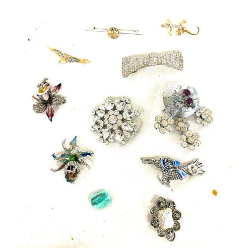 495 - Large selection of vintage and later brooches