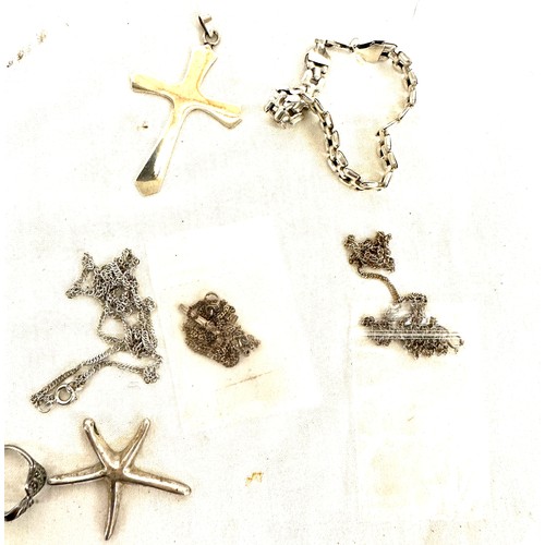 466 - Selection of assorted silver jewellery includes Cross, bracelet, rings etc