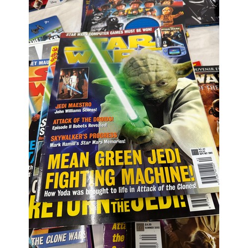 157 - Selection of Star wars memorabilia includes magazines etc