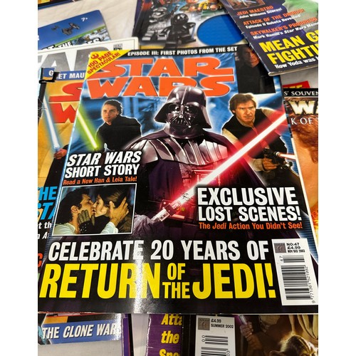 157 - Selection of Star wars memorabilia includes magazines etc