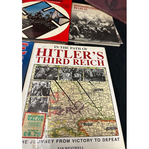 321 - Selection of vintage books includes Hilters third Reich, The great war, Uniforms of the British army... 