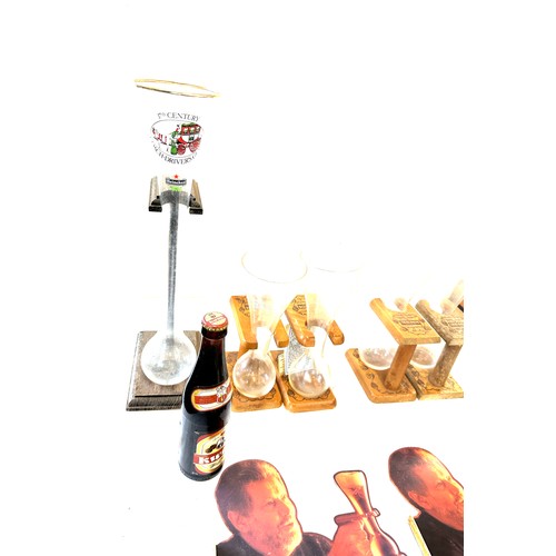 126 - Selection of Zacht, Sterlend, uitdagent Geniet Kwak beer, glasses and stands