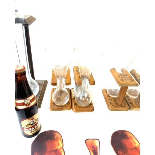 126 - Selection of Zacht, Sterlend, uitdagent Geniet Kwak beer, glasses and stands