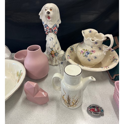 284 - Selection of vintage and later pottery items to include wash and bowl sets, vases plus other items