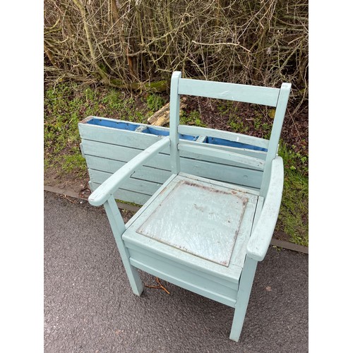 101W - Wooden garden seat with a painted pallet