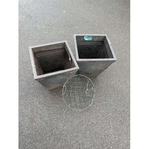 101M - Set of two plastic garden planters and a hanging basket - planters measures approx 16 inches tall