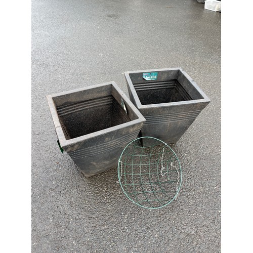 101M - Set of two plastic garden planters and a hanging basket - planters measures approx 16 inches tall