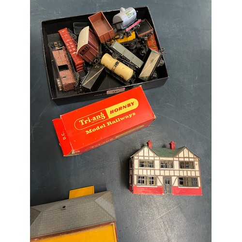 239 - Large selection of railway items and accessories to include Hornby, Tri-ag etc