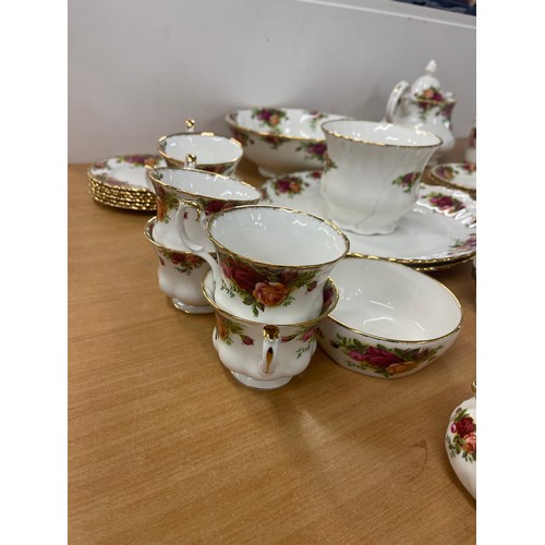 535 - Selection of Royal Albert Old Country Rose and other items to include tea pot, cups and saucers etc