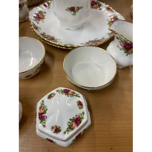 535 - Selection of Royal Albert Old Country Rose and other items to include tea pot, cups and saucers etc