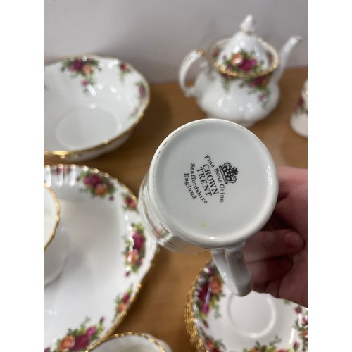 535 - Selection of Royal Albert Old Country Rose and other items to include tea pot, cups and saucers etc