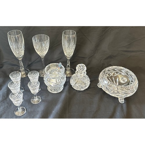 259 - Large selection of miscellaneous includes named pottery, glassware, jugs, plates etc