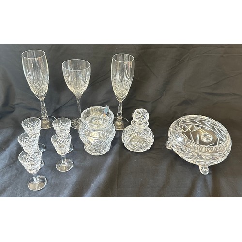 259 - Large selection of miscellaneous includes named pottery, glassware, jugs, plates etc