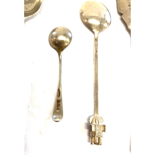 473 - 7 silver hallmarked spoons and butter knifes