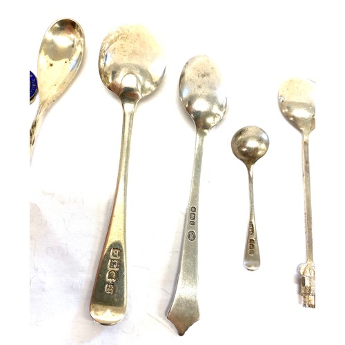 473 - 7 silver hallmarked spoons and butter knifes