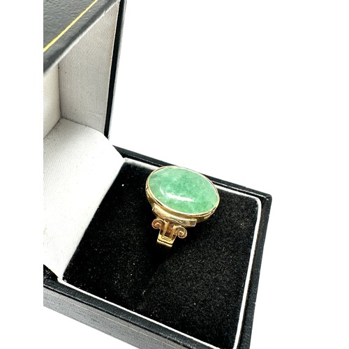 114 - 9ct gold oval cut jade ring (4.9g)