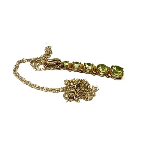 122 - 9ct gold peridot bar pendant necklace (1.8g)