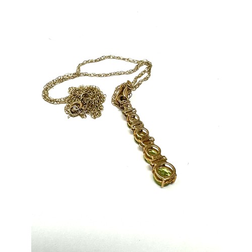 122 - 9ct gold peridot bar pendant necklace (1.8g)