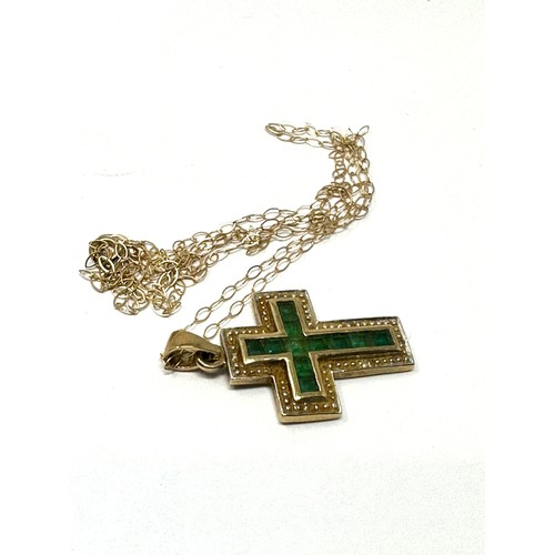 116 - 9ct gold diamond & emerald cross pendant necklace (2.4g)