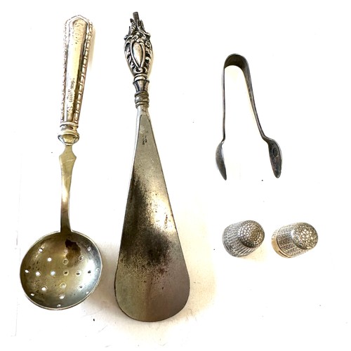 353 - Selection of assorted silver items includes silver handled tea strainer, thimbles etc