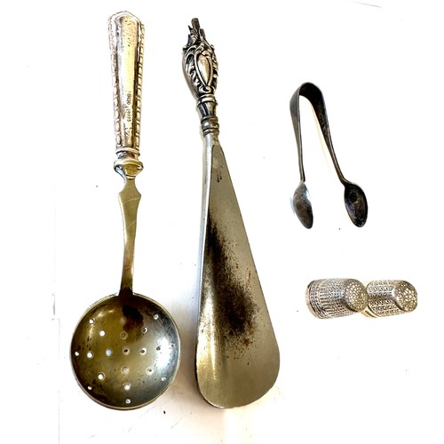 353 - Selection of assorted silver items includes silver handled tea strainer, thimbles etc