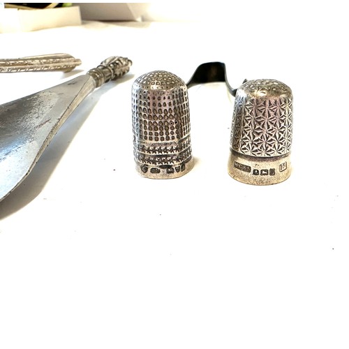 353 - Selection of assorted silver items includes silver handled tea strainer, thimbles etc