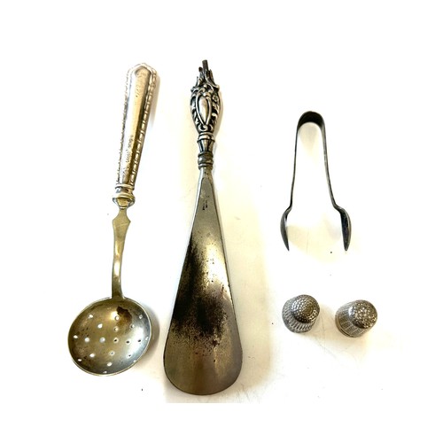 353 - Selection of assorted silver items includes silver handled tea strainer, thimbles etc