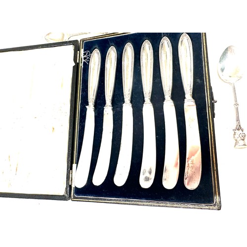 356 - Set of six silver butter knives in original box and a selection of silver spoons