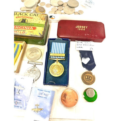 384 - Tray of vintage and later collectable items includes medals, coins, tins etc, name on Korean medal 2... 