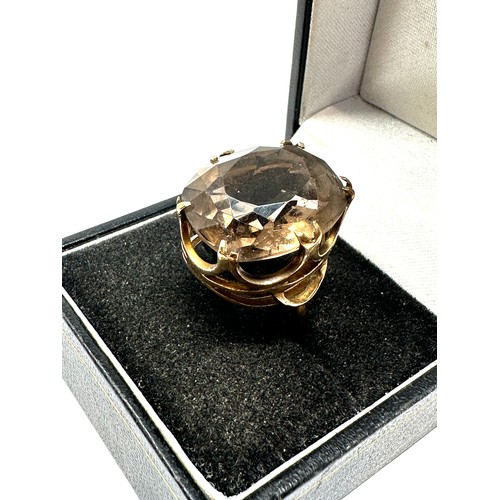 193 - 9ct gold smoky quartz ring (6.7g) split shank