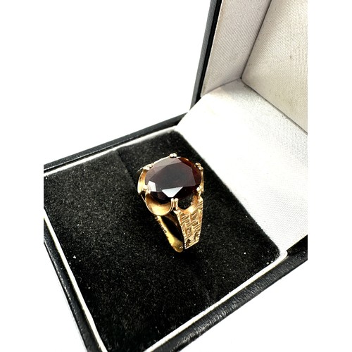 155 - 9ct gold garnet  ring with wavy frame (2.5g)