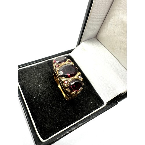 140 - 9ct gold garnet ring (4.3g)