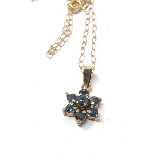 420 - 9ct gold sapphire floral cluster pendant necklace (1.1g)