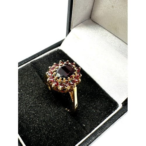 130 - 9ct gold garnet ring (2.7g)